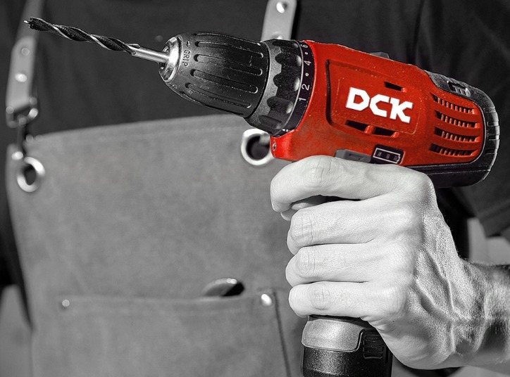 focus sur une visseuse DCK dans la main d'un artisan