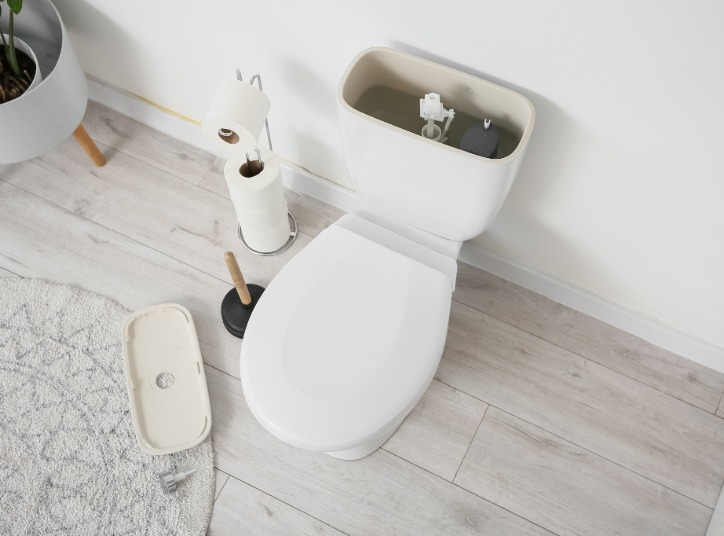 photo d'une intervention sur un WC pour remplacer son robinet flotteur